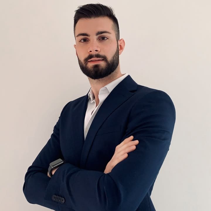 Ritratto di Gianmarco Potenza in giacca e camicia